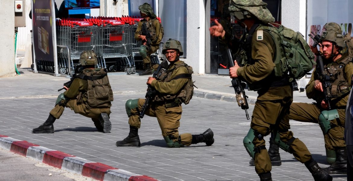 لوحات إعلانية لدعم الجيش تثير انقساماً بين الإسرائيليين.. بعضهم وصفها بـ”البغيضة” وطالب بإزالتها