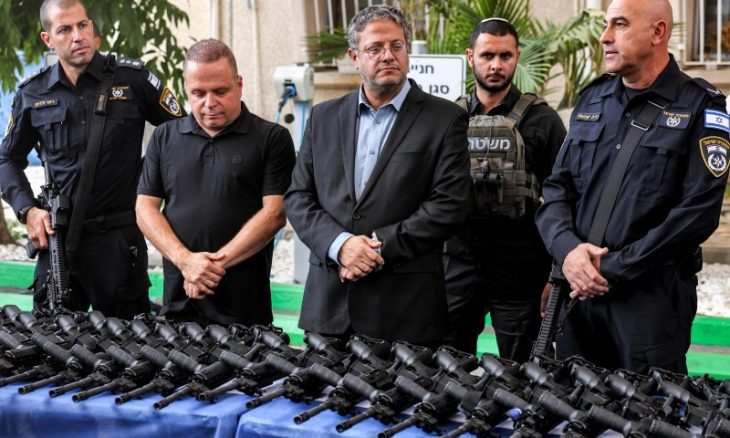 طلب إسرائيل شراء 24 ألف بندقية يثير مخاوف داخل أمريكا.. مسؤولون يخشون وصولها للمستوطنين
