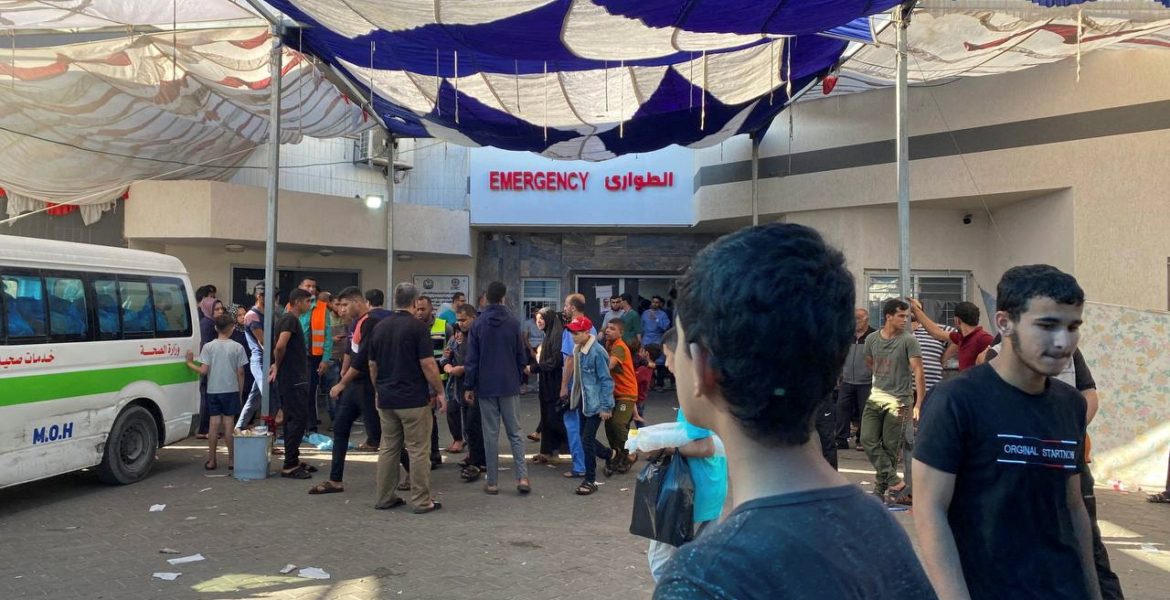 “الكلاب تنهش جثث الشهداء”.. مسؤول صحي بغزة يكشف عن مشاهد صادمة بمستشفى الشفاء