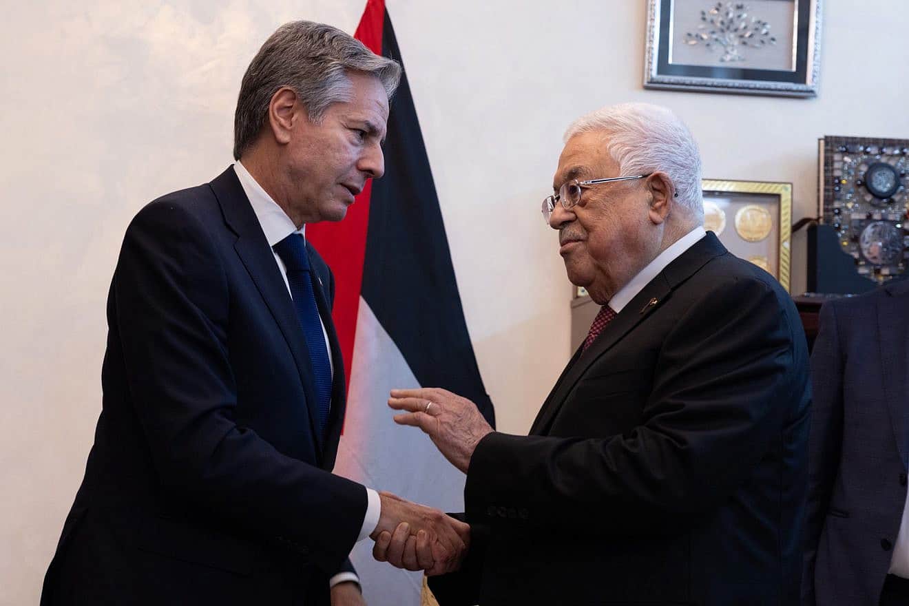 رئيس السلطة الفلسطينية محمود عباس ووزير الخارجية الأمريكي أنتوني بلينكن في رام الله/ رويترز