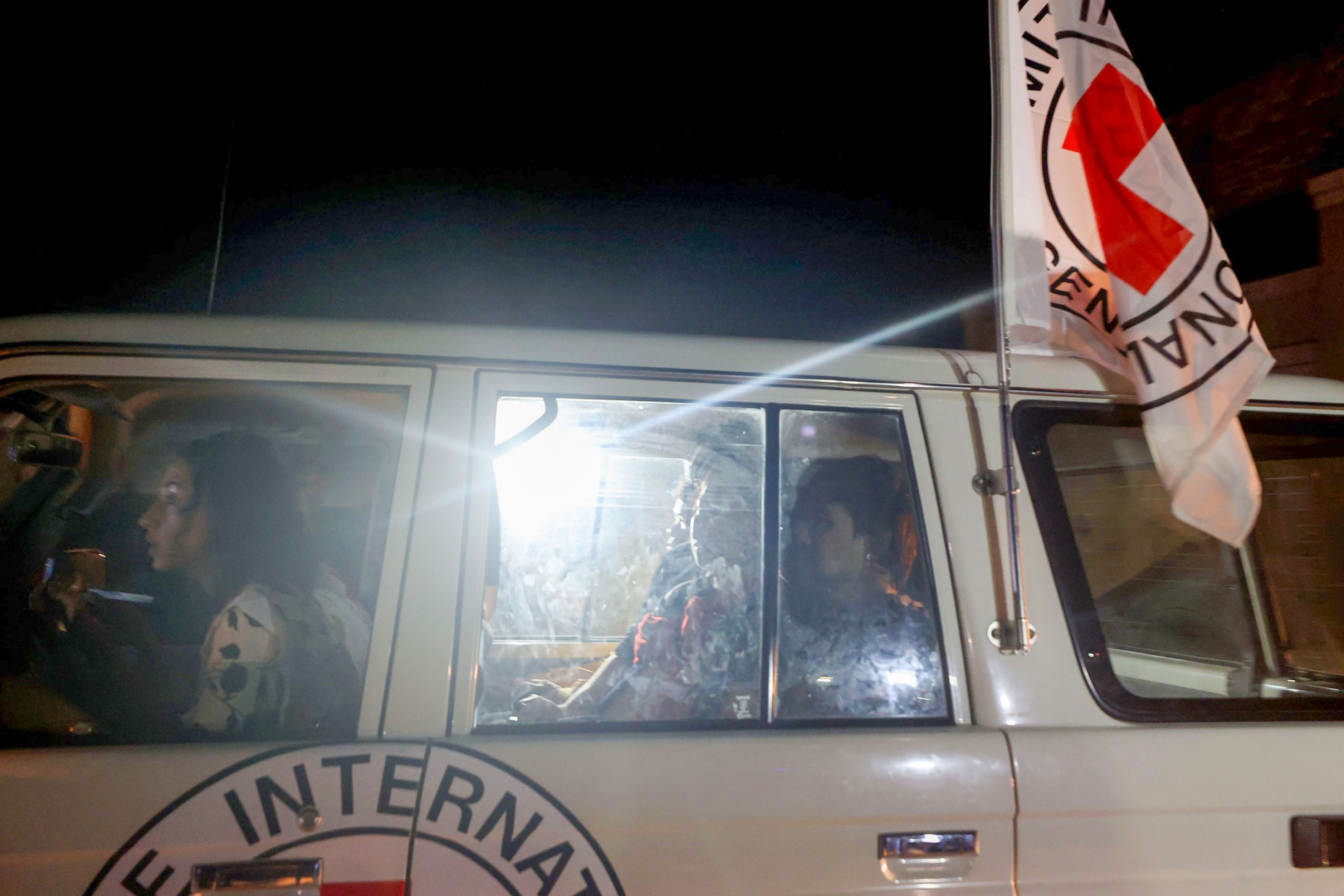 جنود الاحتلال يقتحمون منزل أسيرتين فلسطينيتين على قوائم التبادل.. سرقوا حلوى الاحتفال ومنعوا عائلتيهما من التعامل مع الإعلام