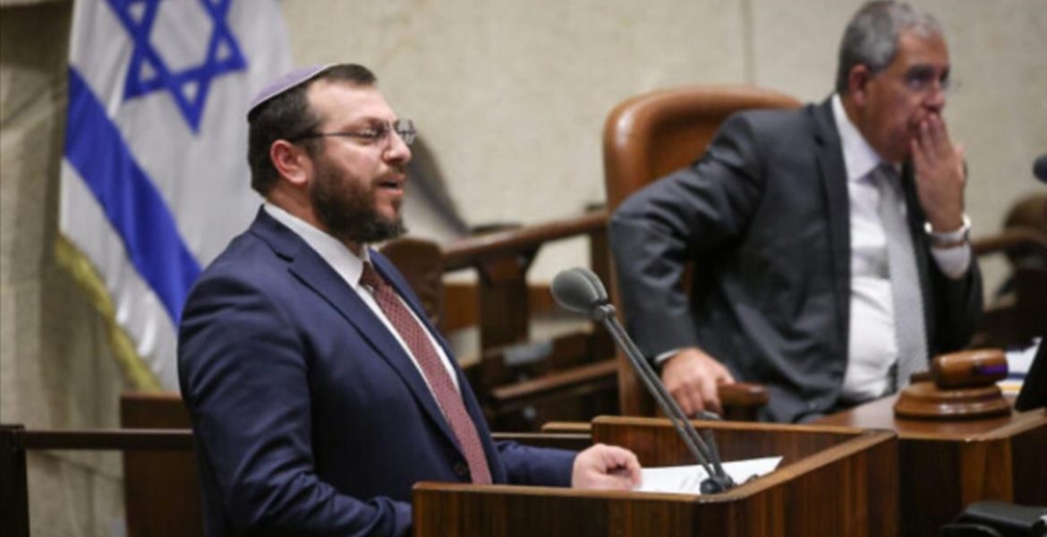 ابتسم ودعا لإبادتها بالنووي.. حاخام والد وزير إسرائيلي متطرف يؤيد “خيار” إسقاط قنبلة نووية فوق غزة