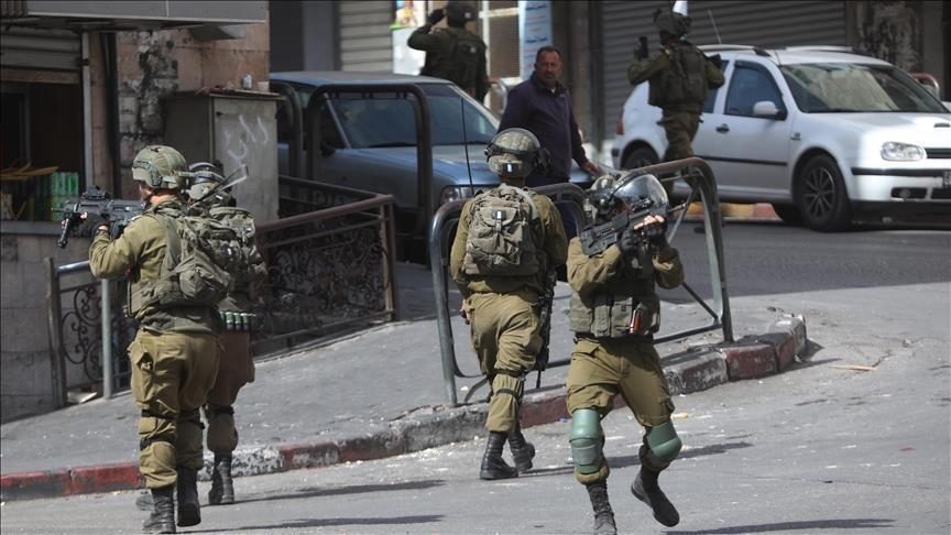 الاحتلال يواصل التصعيد بالضفة.. استشهاد فلسطيني وإصابة آخرين خلال حملة اعتقالات في بلدات ومدن عدة