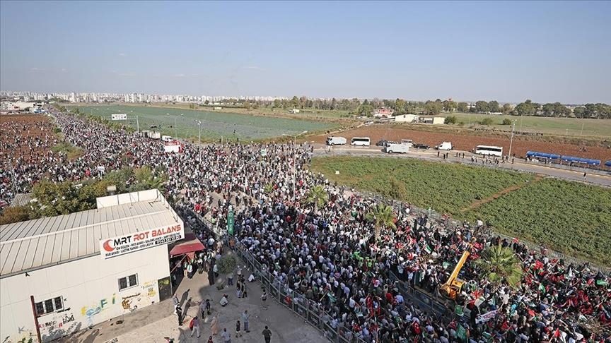 مسيرة تركية تصل قاعدة “إنجرليك” تنديداً بالدعم الأمريكي لإسرائيل في حرب غزة.. ومتظاهرون يحاولون اقتحامها (فيديو)