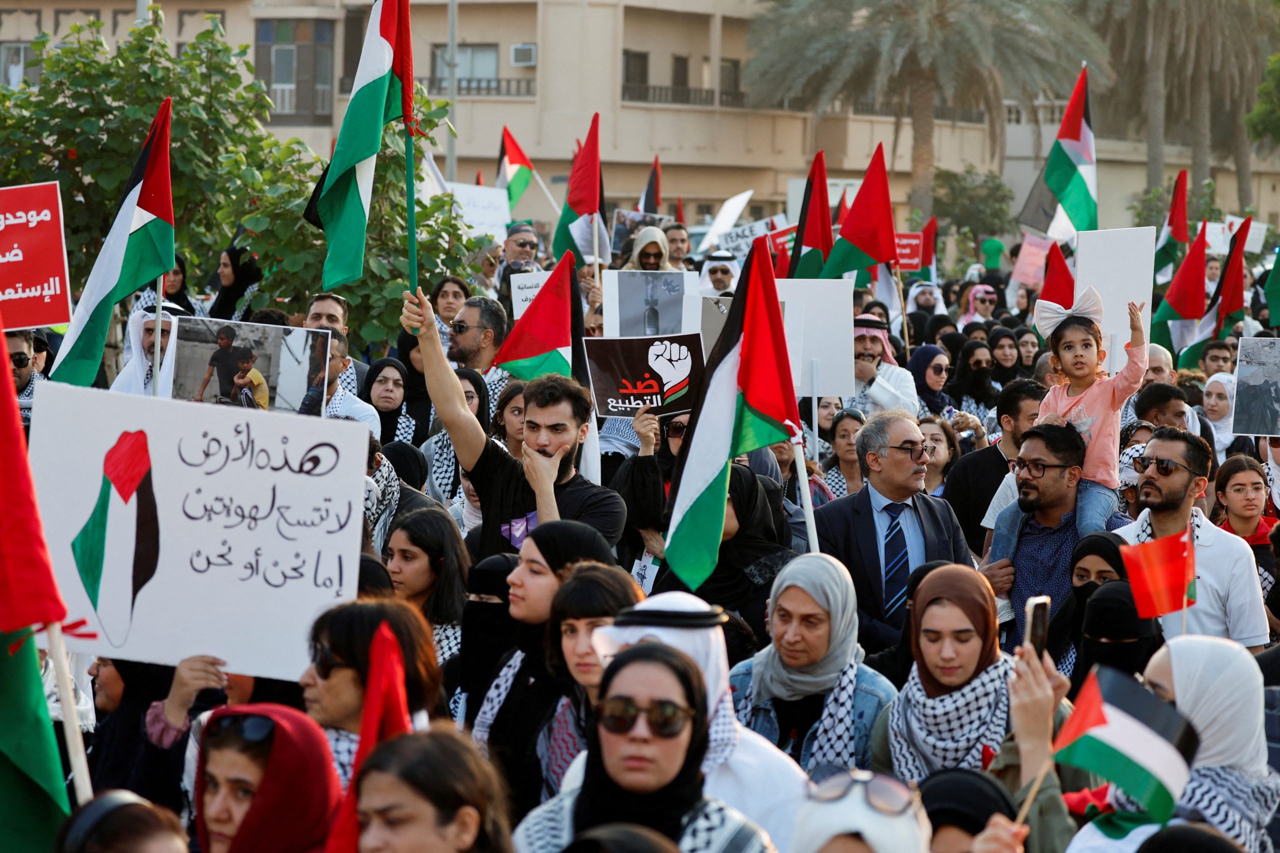 كيف تتسبب إسرائيل بحربها على غزة في إضعاف الحكومات العربية المنخرطة بالتطبيع أمام شعوبها؟