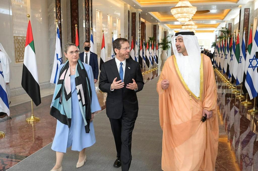 إسرائيل توقع اتفاقية مع الإمارات لتشغيل جسر بري يتجاوز تهديدات الحوثيين.. سيكون بديلاً لقناة السويس