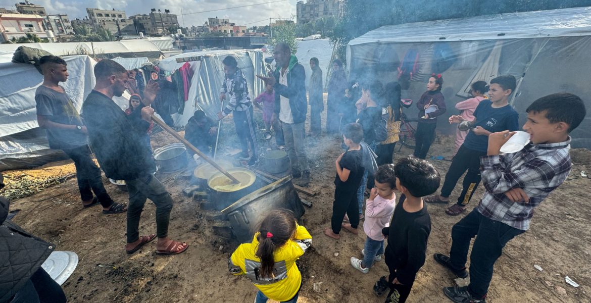 عائلات لم تحصل إلا على علبة فول! الغارديان: المجاعة تزداد بغزة والمساعدات تفشل في الوصول للسكان