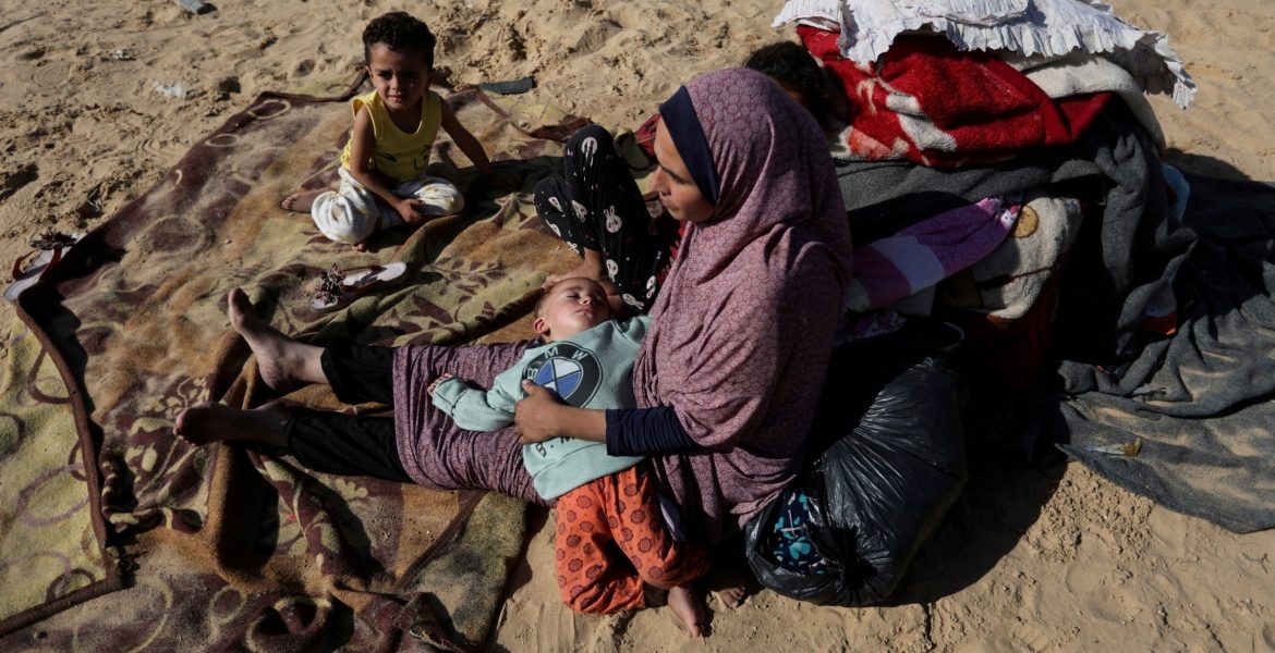 منطقة قاحلة لا حياة فيها.. نازحون من غزة لم يجدوا مأوى في بلدة صغيرة لجأوا إليها على الحدود المصرية