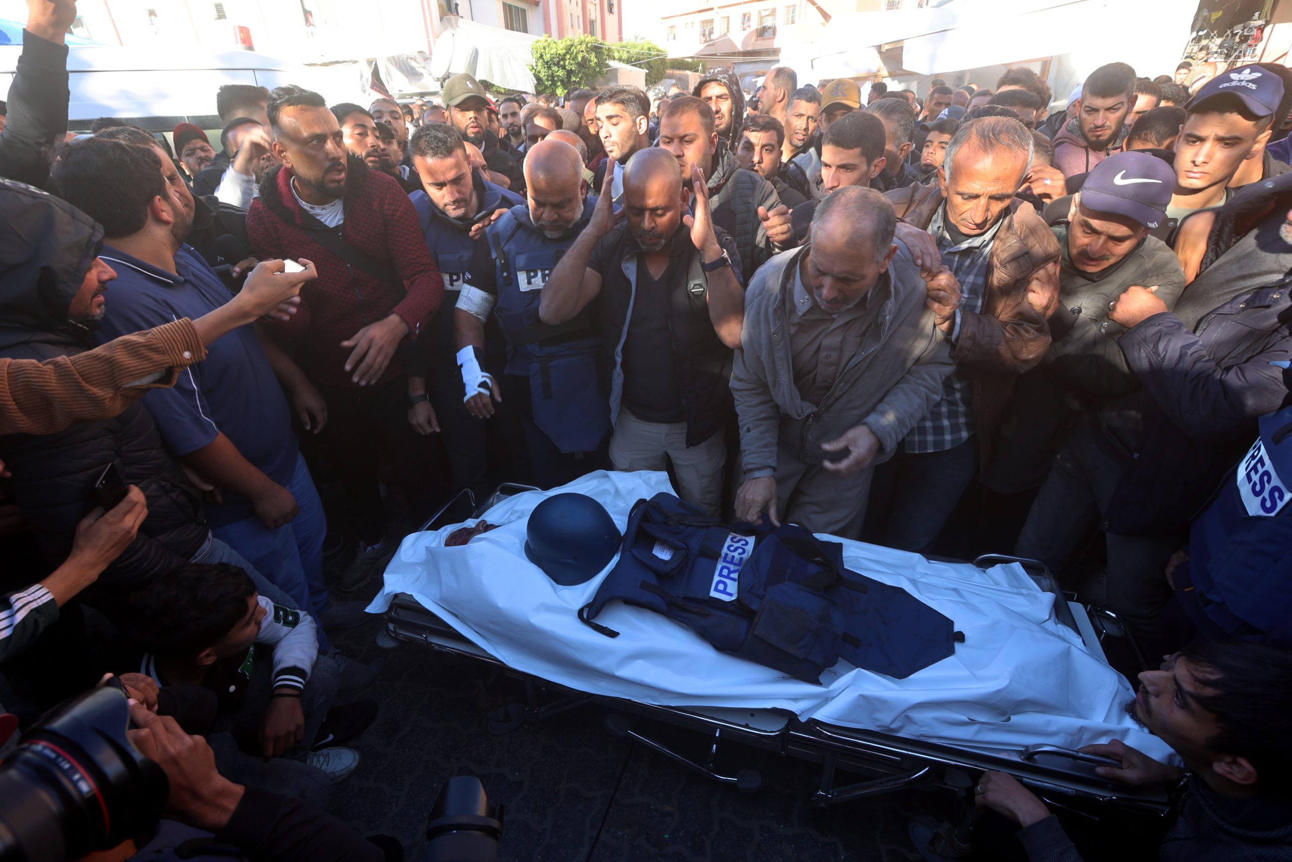بشكل عاجل.. “الجزيرة” تقرر إحالة ملف “اغتيال” مصورها بغزة سامر أبو دقة  إلى “الجنائية الدولية”