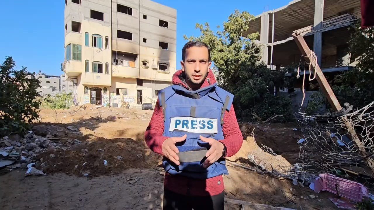 الاحتلال يقصف منزل الصحفي بـ”الجزيرة” أنس الشريف.. المراسل الفلسطيني: والدي استشهد واضطررنا لدفنه في ساحة مدرسة