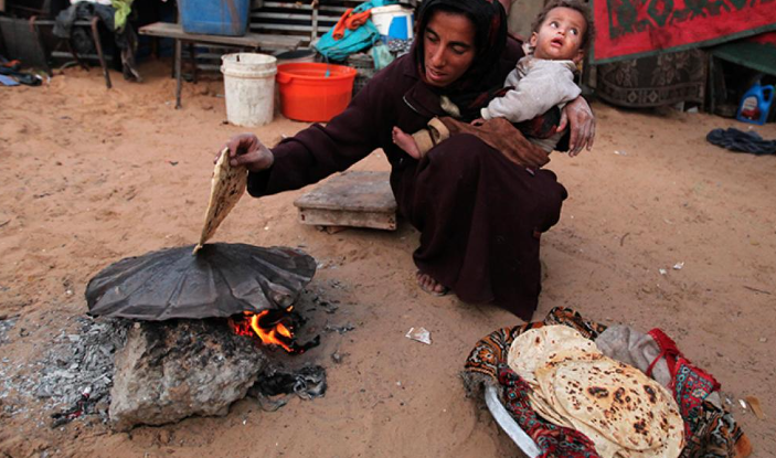 فلسطينيون في قطاع غزة يعودون لخبز الطابون على الحطب