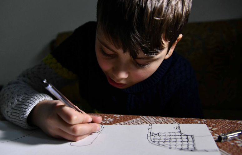 طفل يعبر عن مشاعره بالرسم