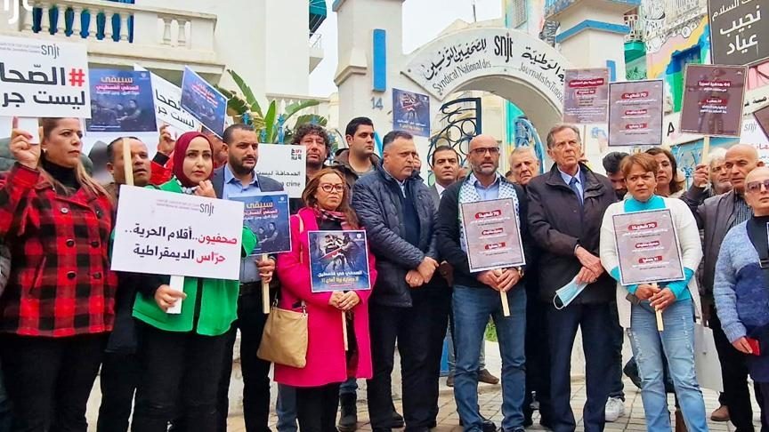 “لا حماية ولا أمان”!  وقفة لصحفيين تونسيين تضامناً مع نظرائهم الذين يتعرضون للقتل في فلسطين