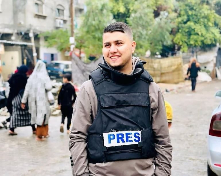“رضيت بأن يكون ابني شهيداً”.. مشهد مؤثر لوالدة الصحفي مصطفى الثريا وهي تحمل جثمانه (فيديو)