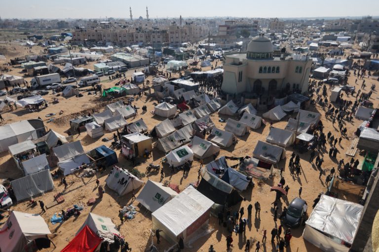 فلسطينيون بريطانيون يكافحون لجلب عائلاتهم من غزة.. “ميدل إيست آي”: يواجهون طرقاً معقدة ومكلفة