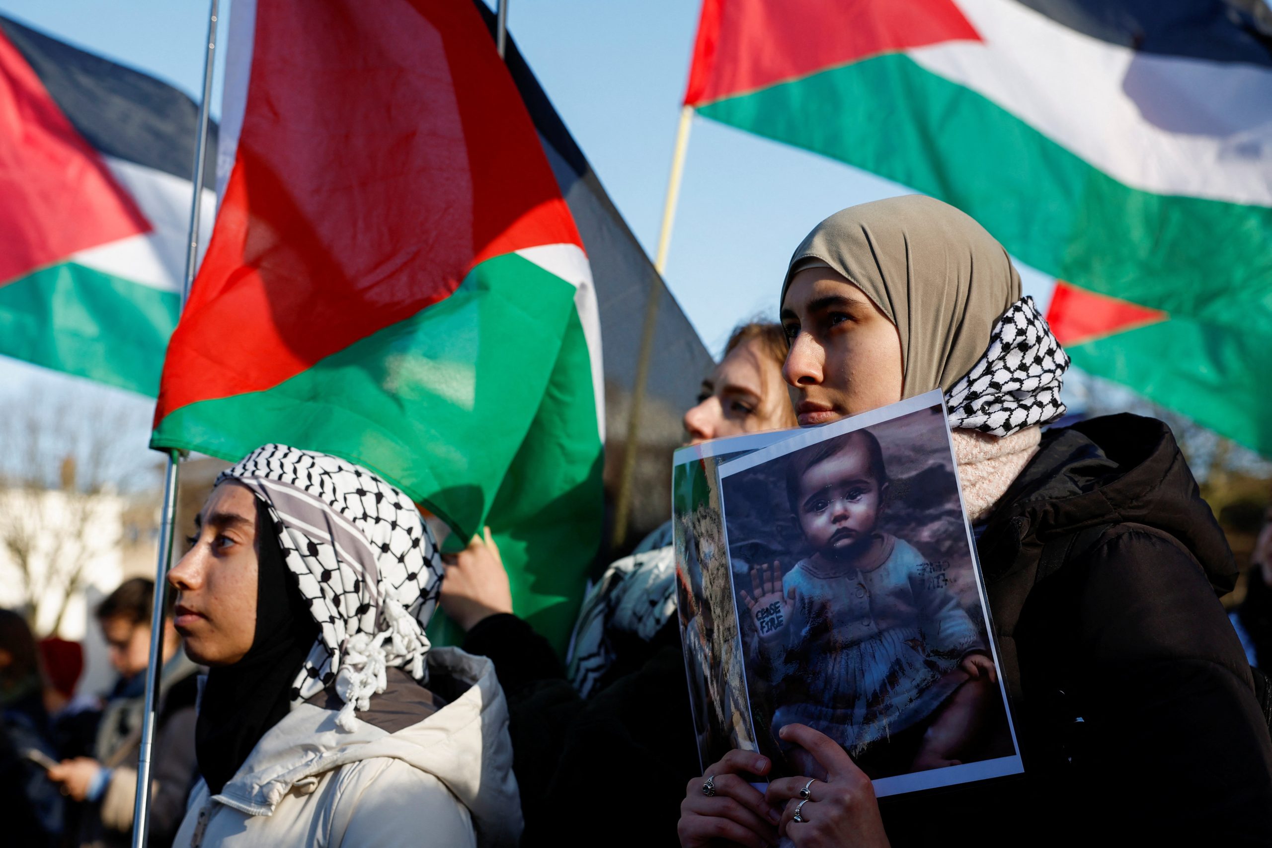 متظاهرون مؤيدون لفلسطين أمام محكمة العدل الدولية