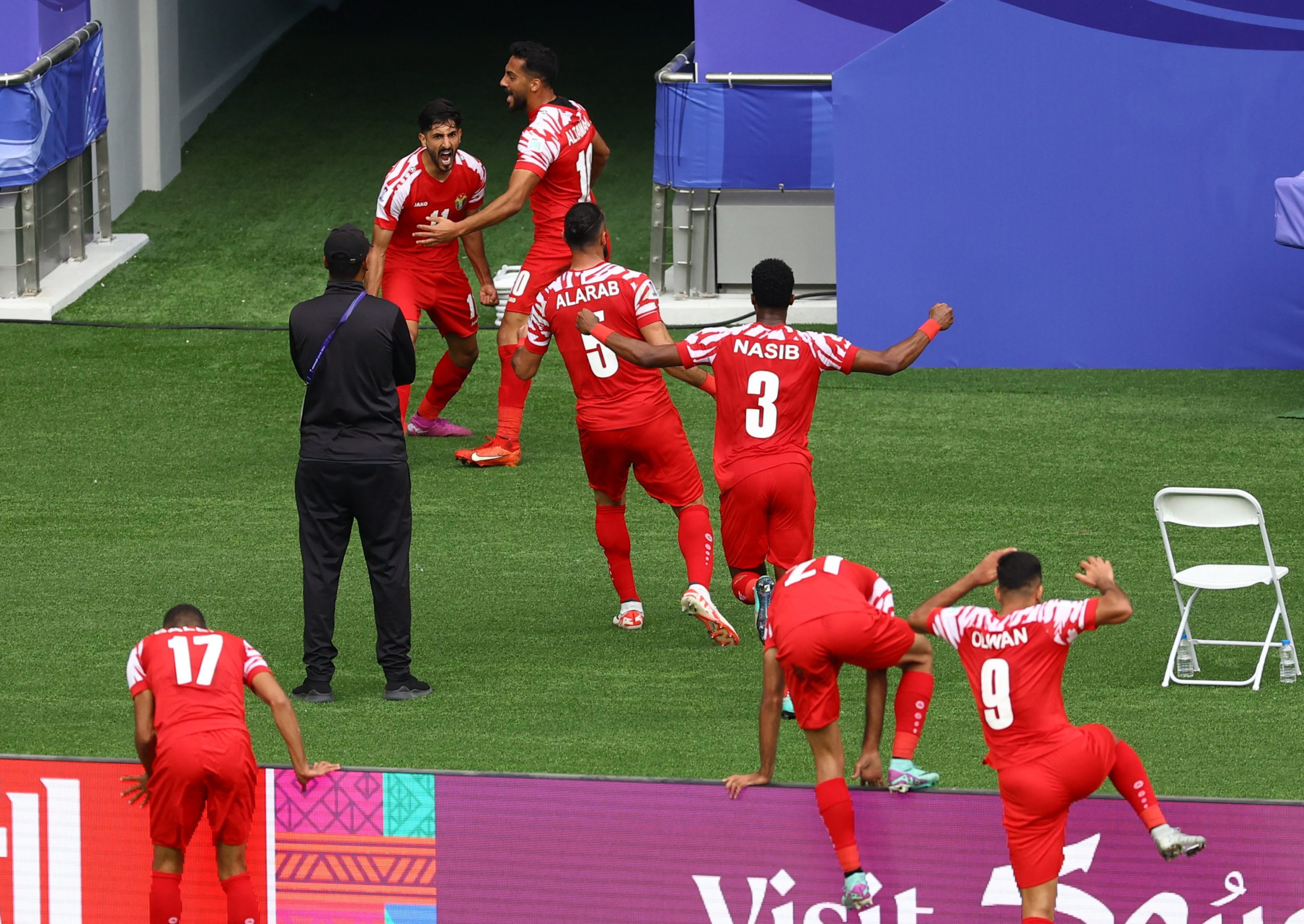 احتفالية المنسف تشعل مباراة العراق والأردن في كأس آسيا (رويترز)