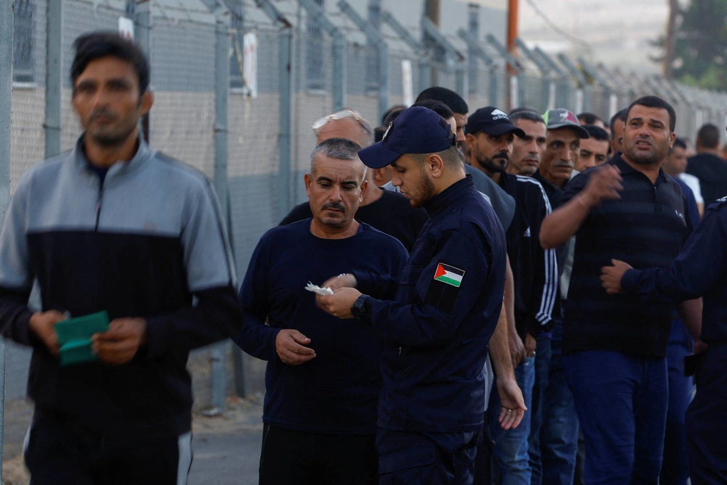 ضباط وجنود إسرائيليون يتاجرون بـ”تصاريح العمل” بتل أبيب.. القبض على شبكة تسهل دخول الفلسطينيين مقابل رشاوى