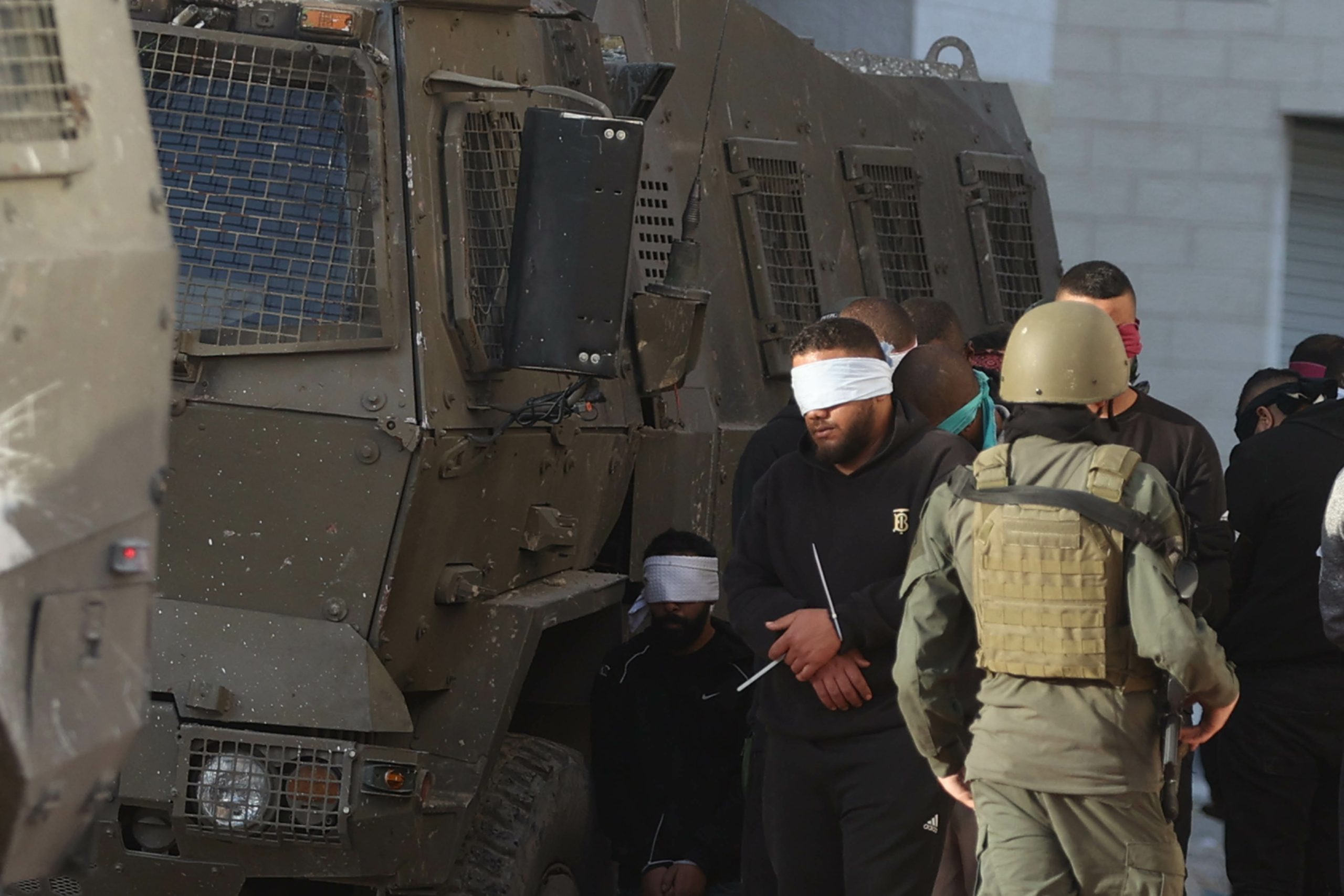 اعتقال وضرب وتعذيب.. شهادات مروعة لفلسطينيين نكّل بهم الاحتلال قبل الإفراج عنهم في طولكرم