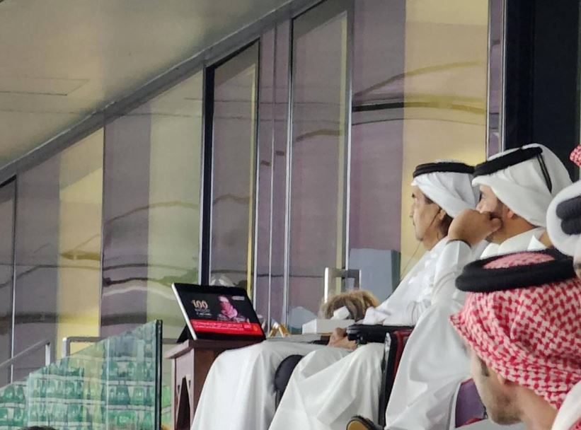 “الأمير الوالد” يتابع كلمة “أبو عبيدة” في الدوحة.. شاهدها أثناء حضوره مباراة فلسطين وإيران