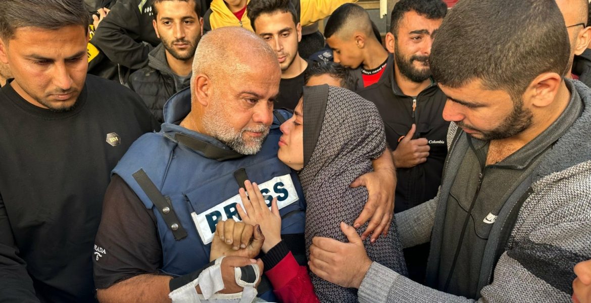 الأزهر يعزّي وائل الدحدوح باستشهاد نجله ويصفه بالشجاع.. ونقابة الصحفيين بمصر تمنحه جائزة “حرية الصحافة”