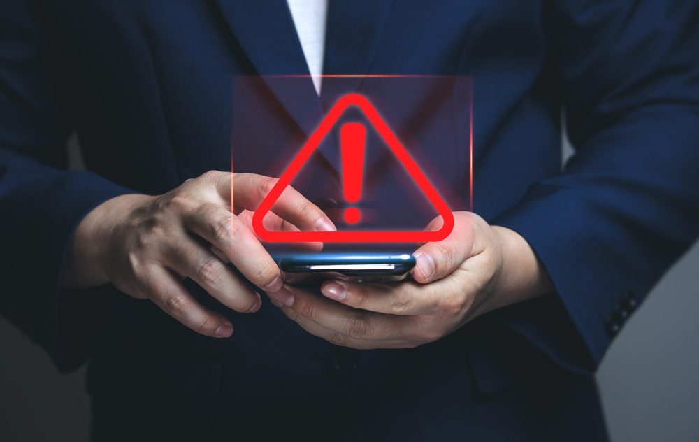 دراسة أمريكية تكشف إمكانية اختراق مستشعر الإضاءة في الهواتف الذكية للتجسس على المستخدمين