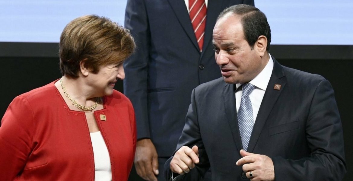 زيادة الرواتب بمصر تطلق تكهنات باقتراب التعويم.. فهل يقدم الحل لأزمة الجنيه؟ هذا ما يقوله التاريخ القريب