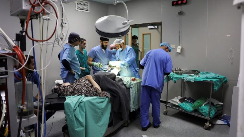 3 خيارات أحدها الموت! طبيب غزّاوي يتحدث عن الصعوبات التي تواجه العاملين في المجال الطبي بالقطاع