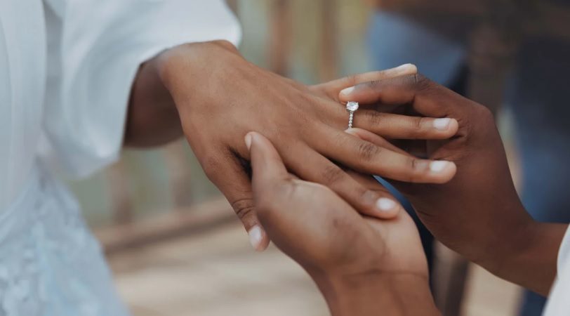المتزوجون أكثر سعادةً من العزاب! دراسة جديدة تكشف أسباب ذلك