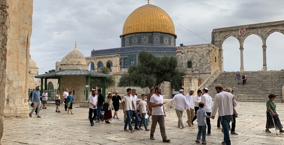 علم الاحتلال بالمسجد الأقصى