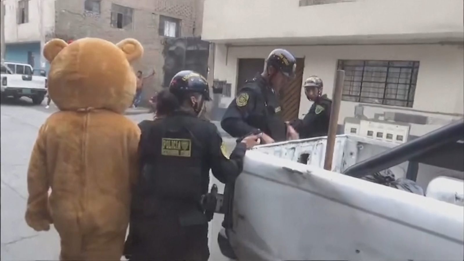 فيديو لضابط يتنكر في زي دب بعيد الحب - مصدر الصورة: يوتيوب