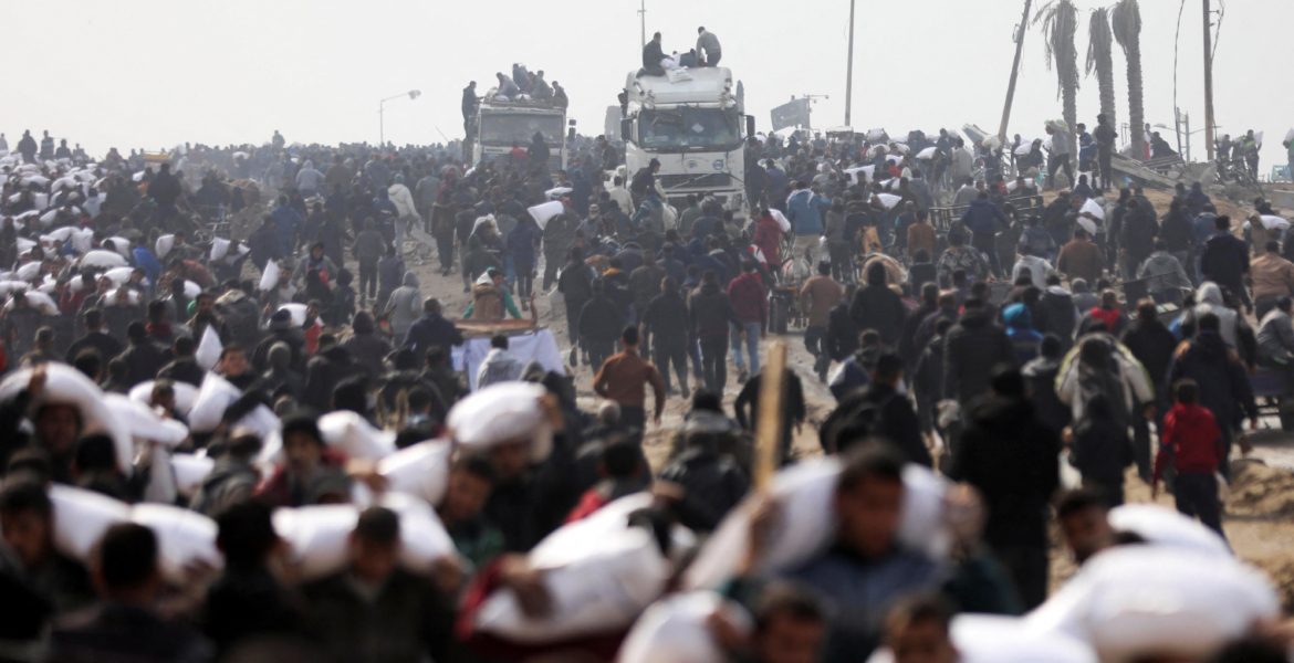 الاحتلال يريد تجويع الفلسطينيين الاحتلال يقصف تجمعاً لمدنيين أمام مركز للمساعدات بغزة