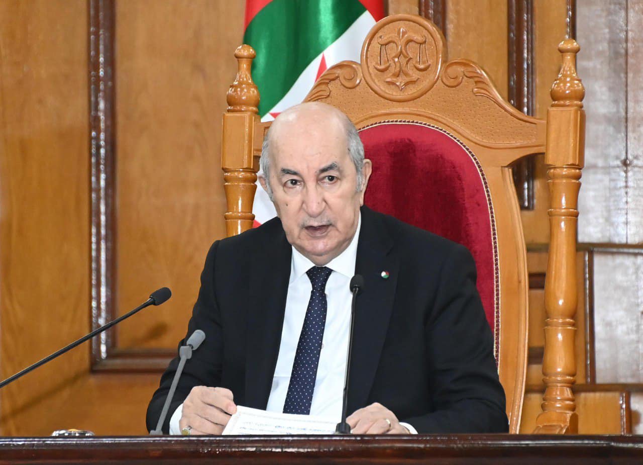 صحيفة إسبانية: الجزائر تتجه لتجميد علاقتها مع مدريد.. فما علاقة زيارة سانشيز إلى المغرب؟