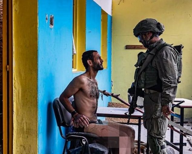 الاحتلال يكشف مصير الفلسطيني الذي ظهر عارياً مكبَّل اليدين.. نظراته كانت تتحدى الجندي المسلح 