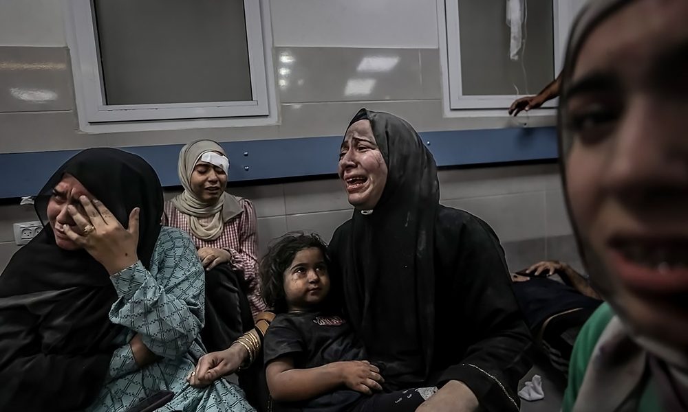نساء من قطاع غزة يبكون بعد نجاتهم من قصف إسرائيلي/ الأناضول