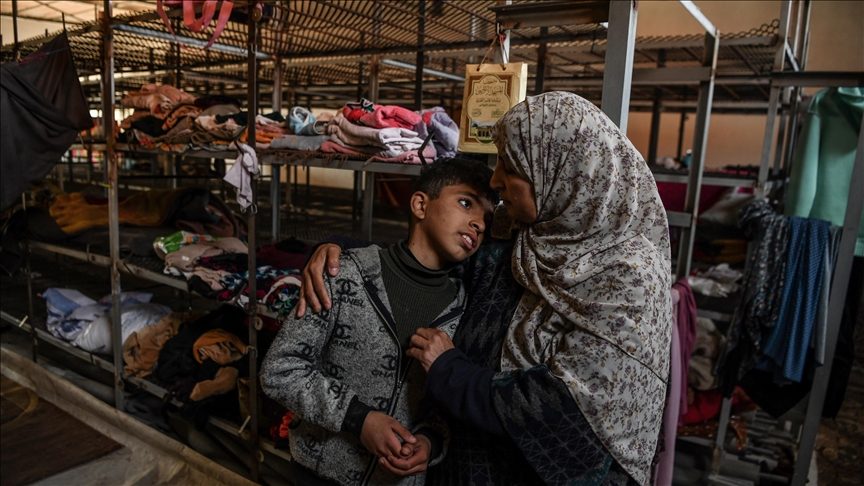 مزارع الدواجن ملاذ لنازحين في رفح.. عائلات فلسطينية حولت أقفاصها المفتوحة إلى أسرّة لأطفالها