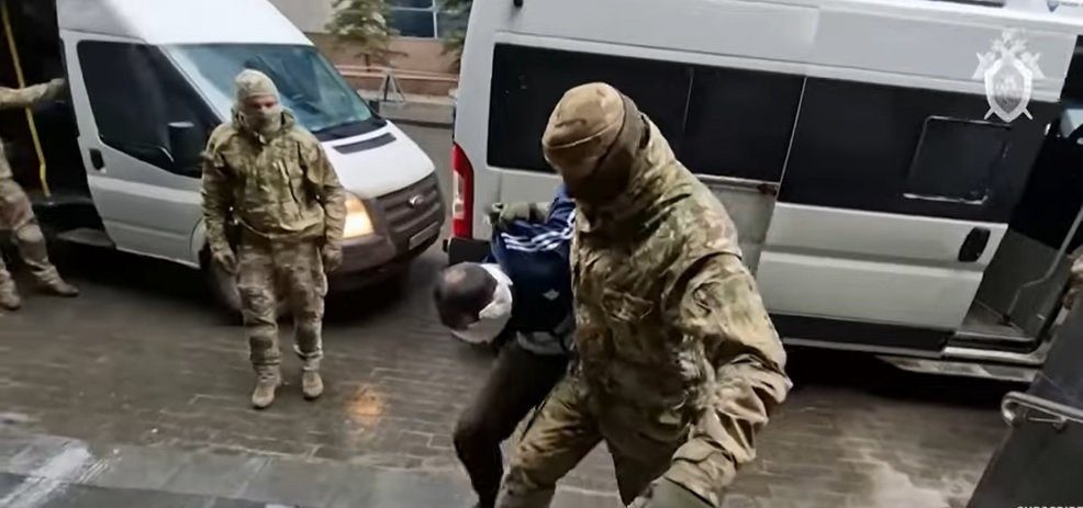 روسيا تنشر أول فيديو للمتهمين في هجوم موسكو قبل بدء التحقيق معهم.. ظهروا مكبلي الأيدي ومعصوبي الأعين