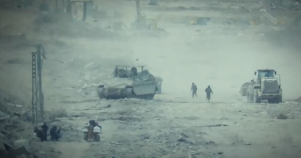 فيديو مروع يوثق إعدام الاحتلال فلسطينيين بسواحل غزة.. قُتلوا بدم بارد وجرافات سحقتهم لإخفاء آثار الجريمة 