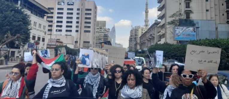 “افتحوا معبر رفح فالكيل قد طفح”.. عشرات النساء يتظاهرن بالقاهرة دعماً لغزة في اليوم العالمي للمرأة (فيديو)