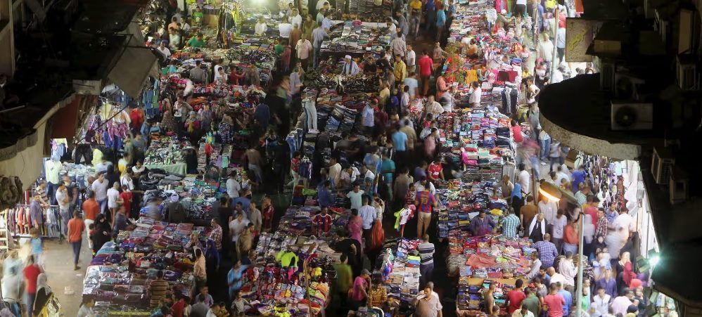 هبوط الجنيه المصري يجذب المستثمرين الأتراك! بلومبرغ: شركات الملابس تتطلع للقاهرة كمركز بديل للتصنيع