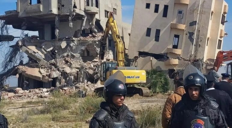 تفاصيل خطة الحكومة المصرية لإخلاء ضاحية ساحلية لجذب استثمارات.. “ميدل إيست”: قطعت الكهرباء والمياه عن السكان 