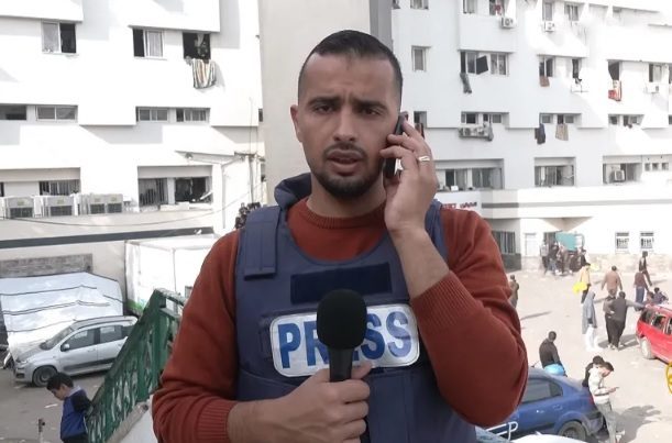 الاحتلال يعتقل مراسل الجزيرة “إسماعيل الغول” من مجمع الشفاء.. اعتدى عليه قبل اقتياده لجهة مجهولة