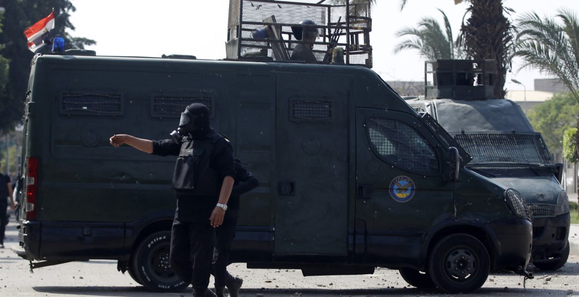 السلطات المصرية تحبط تهريب 437 قطعة أثرية.. بينها توابيت وتماثيل (صور)