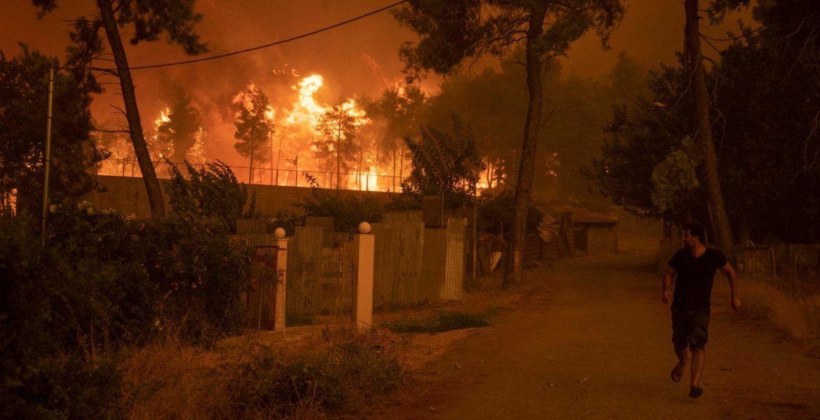 حريق هائل في مول تجاري بالقاهرة.. يضم عدداً من البنوك، والسلطات تحقق لكشف الملابسات (فيديو) 