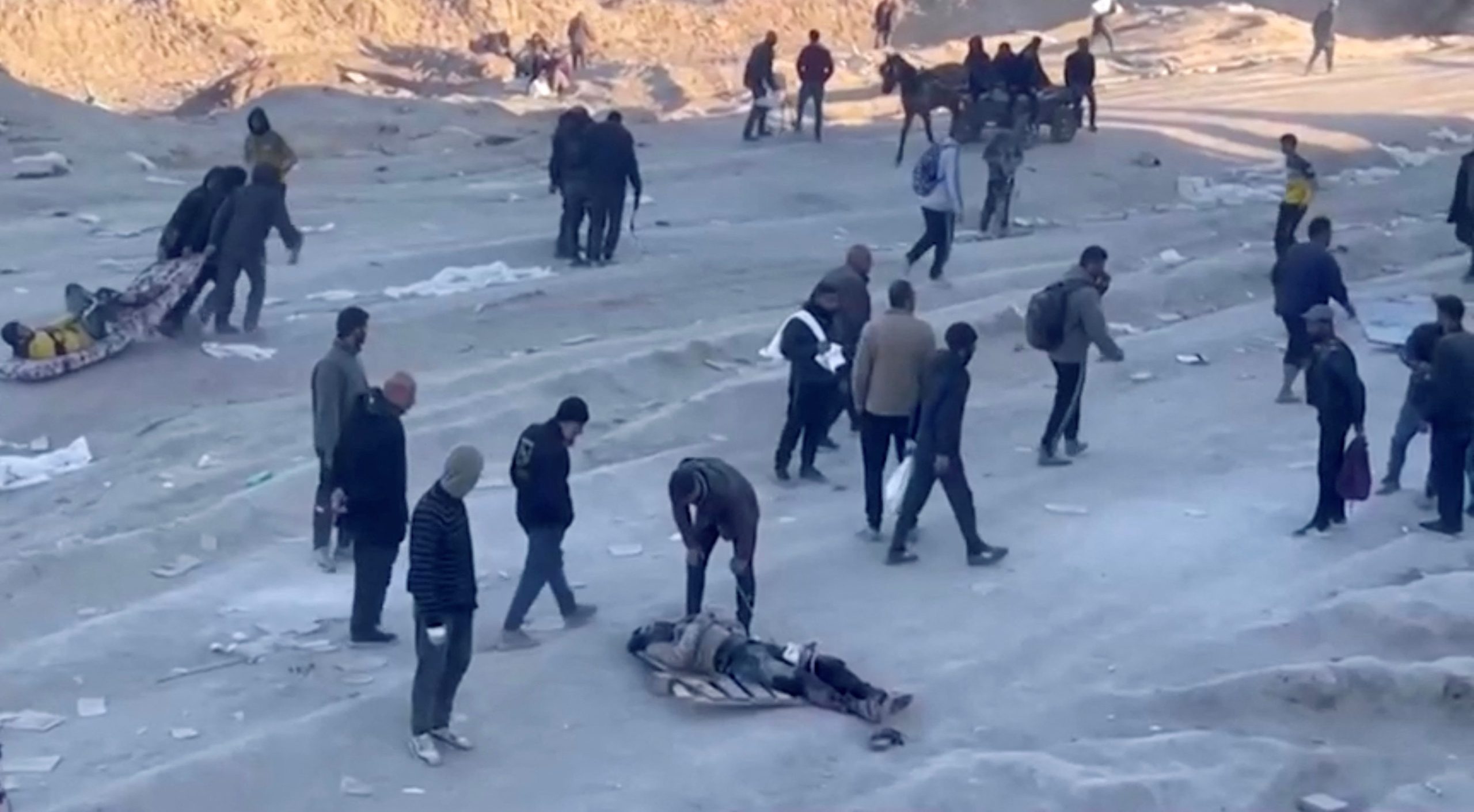 محاولة إنقاذ مصابين برصاص الاحتلال في "مجزرة الطحين" - رويترز