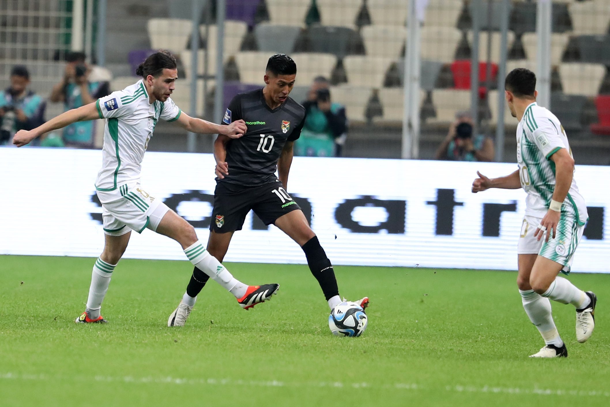 مدرب المنتخب الجزائري يصفع لاعبيه