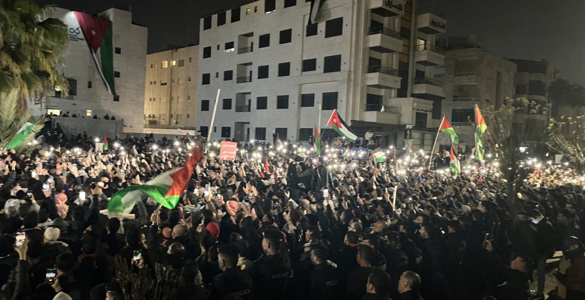 لليلة السادسة.. آلاف الأردنيين يتظاهرون قرب سفارة إسرائيل تضامناً مع غزة وتنديداً بمجازر الاحتلال