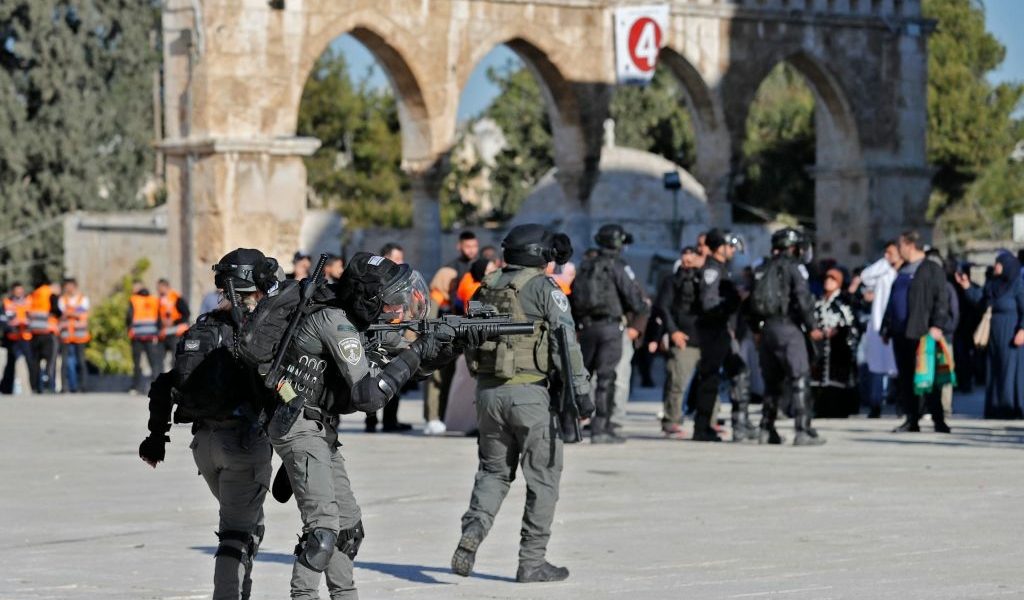 خلافات "حادة" بين قادة الاحتلال حول قيود دخول "الأقصى" برمضان