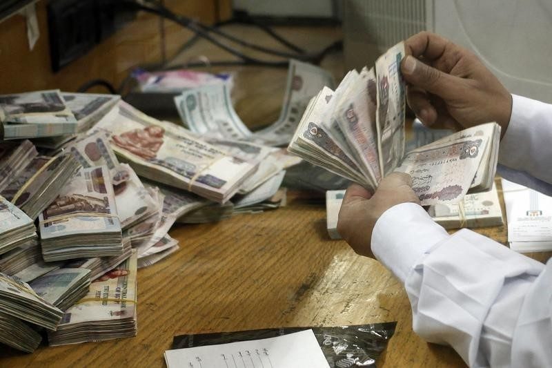 سعر الدولار اليوم في السوق السوداء كانت من أكثر الكلمات بحثاً على جوجل - مصدر الصورة: رويترز