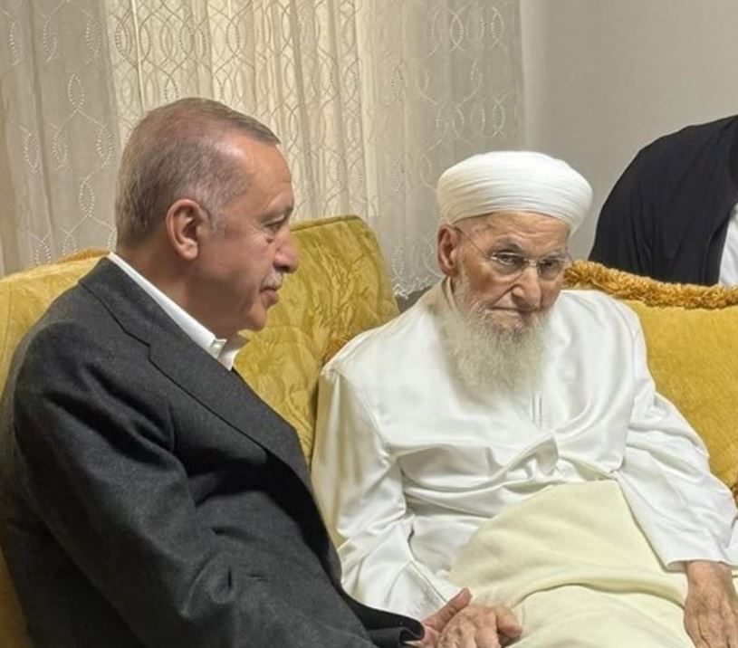 وفاة الزعيم الروحي لجماعة “إسماعيل آغا” التركية.. أتباعه بالملايين وزاره أردوغان قبل الانتخابات